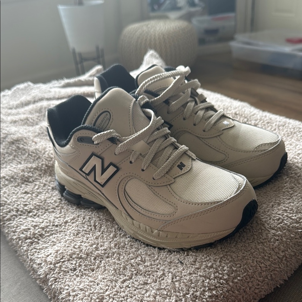 New Balance Beige Sneakers with Chunky Sole and Versatile Design